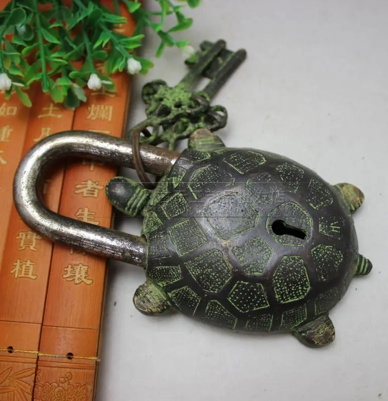 

Interesting ancient Chinese classical old-fashioned bronze tortoise lock and key