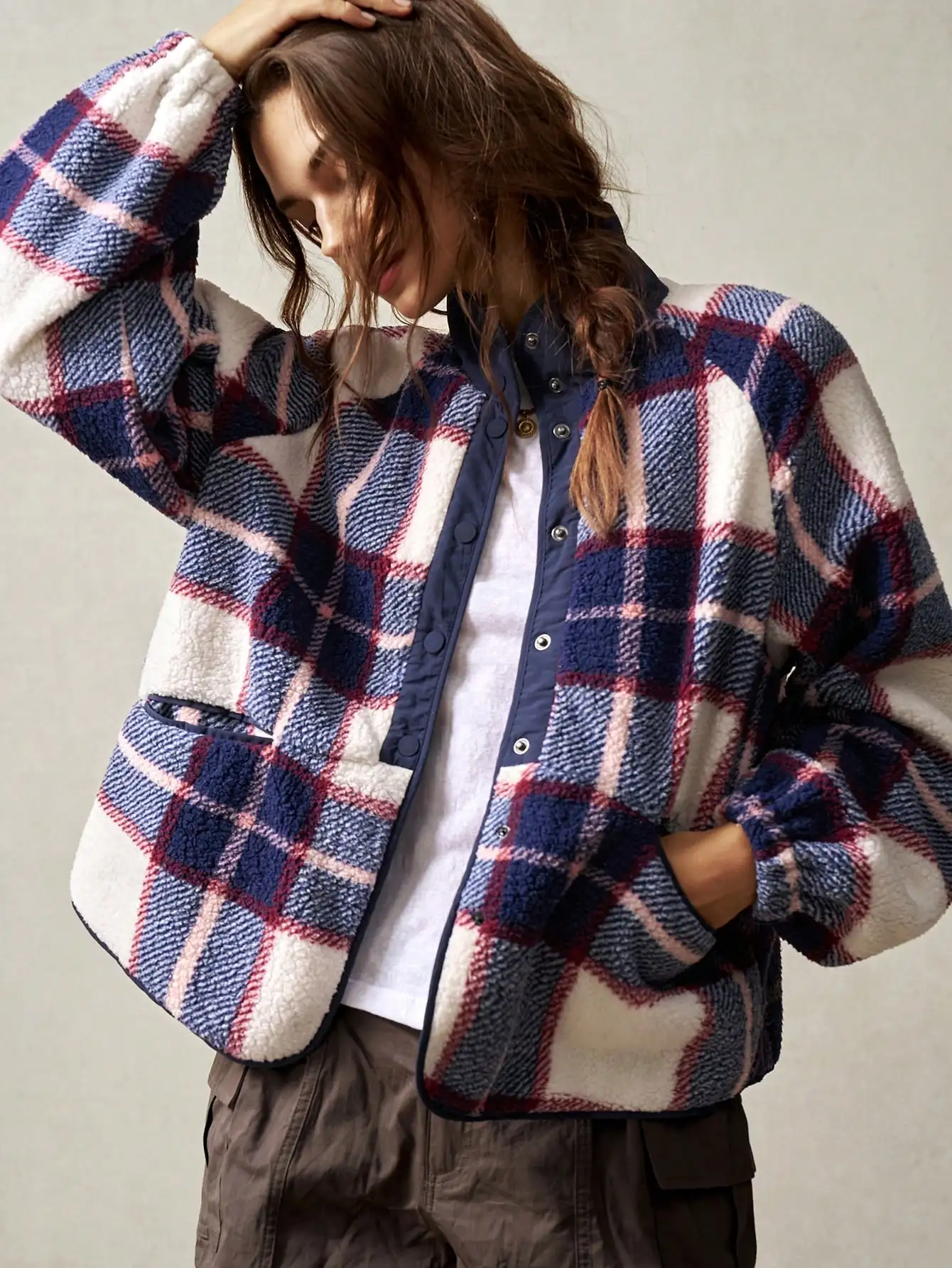 

Женская флисовая куртка свободного кроя в клетку с высоким воротником и рукавами реглан для осени и зимы