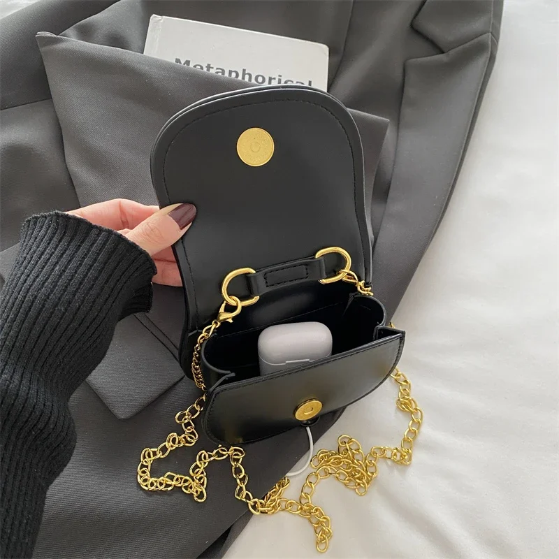 حقيبة كروس كاجوال بسيطة وبسيطة مع شعار حرف بلون سادة للنساء الركاب بتصميم عصري