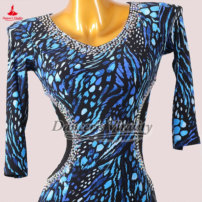 Walzerblaues Muster, halbe Ärmel, Kleider für Damen, maßgeschneidertes Foxtrot-Quickstep-Training und Perform-Outfit, inklusive Brustpolster