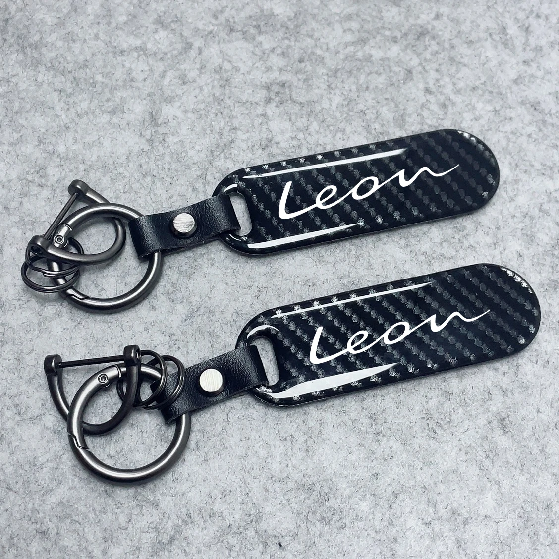 Car Keychain Carbon Fiber Keyrings for Seat Leon Ibiza Ateca Arona Cordoba Toledo Altea Alhambra Arosa Exeo Mii Tarraco Car