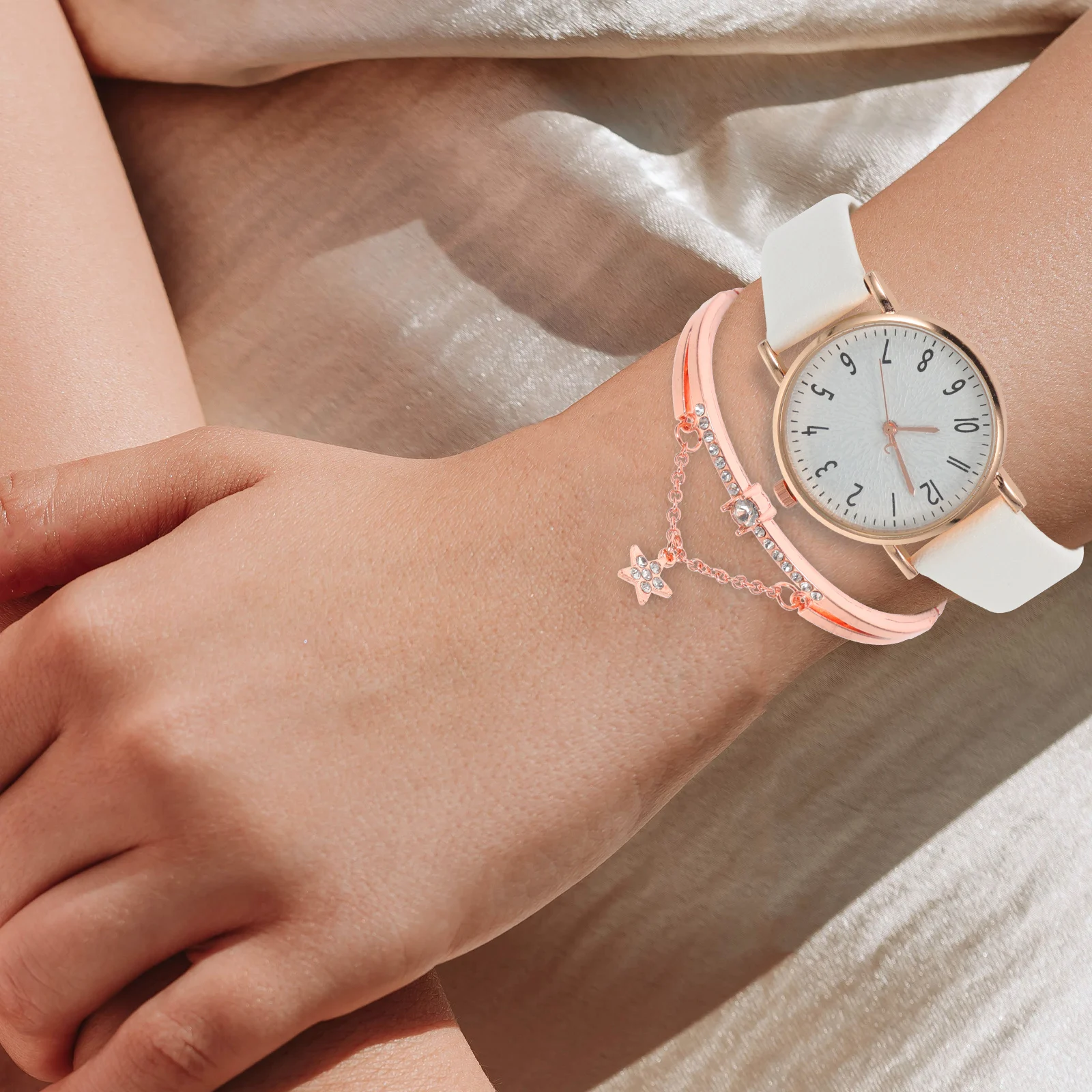 

Elegant Women Quartz Watch Bracelet Set Skin-Friendly Female Wrist Watch Decorative Style