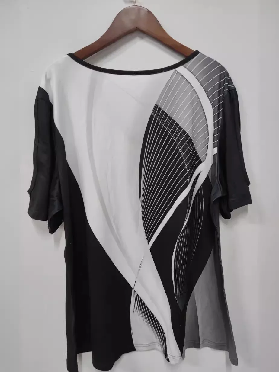 2024 new plus size women\'s black and white color matching printed V-neck off-the-shoulder large size casual T-shirt woman