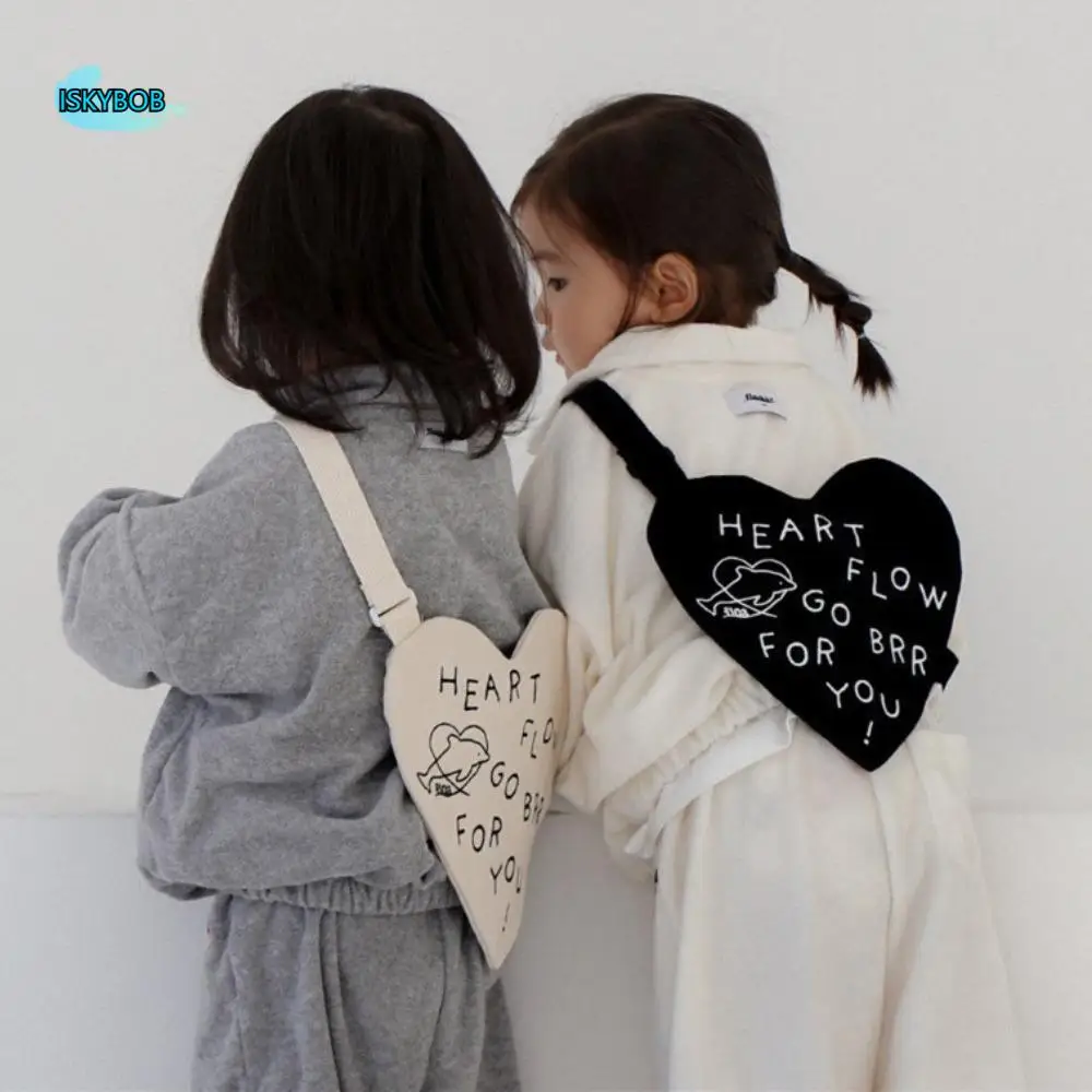 Bolso de hombro portátil con forma de corazón para niños, bandolera con letras en blanco y negro, minibolso ligero y bonito para niñas
