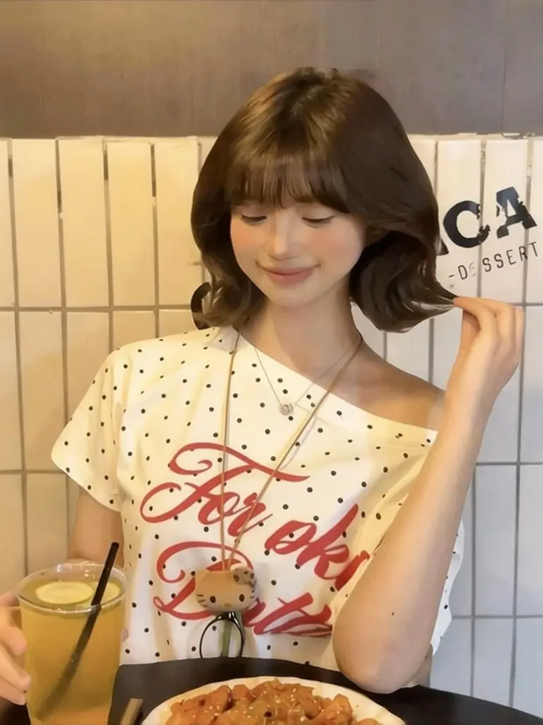 Vintage Polka Dot Off Shoulder Short Sleeve Tee Women One shoulder White Top Slim Fit Summer Loose Oversize T-shirt Letter Print