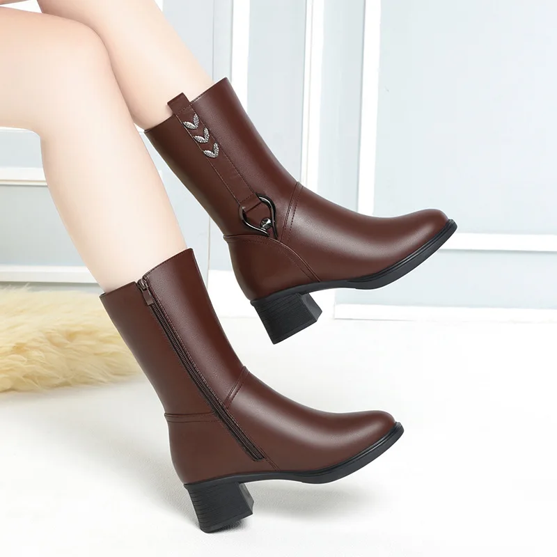 

Элегантные удобные ботинки из мягкой кожи на блочном каблуке 5 см. Женская обувь осень-зима 2026 Теплые короткие меховые ботинки до середины икры для офисной мамы.