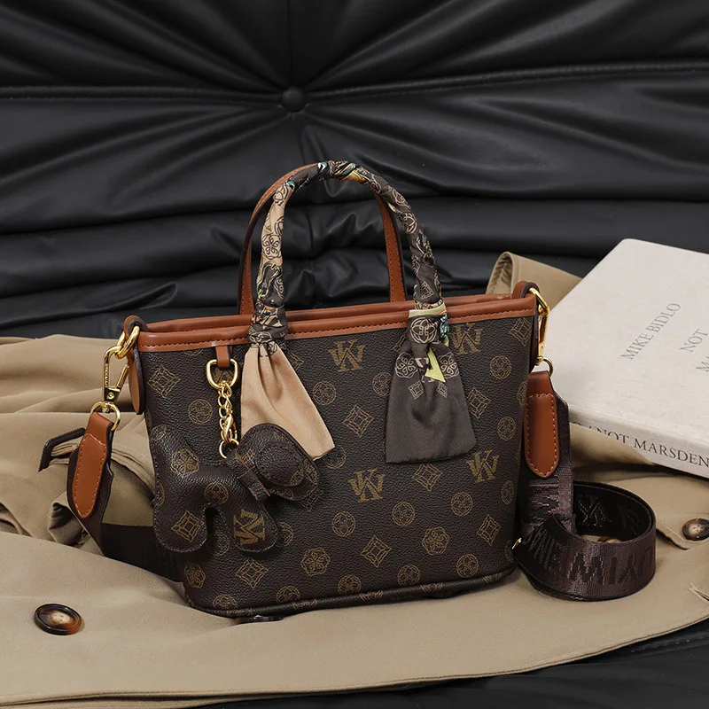 

Женская сумка-кроссбоди с широким плечевым ремнем и ретро-принтом