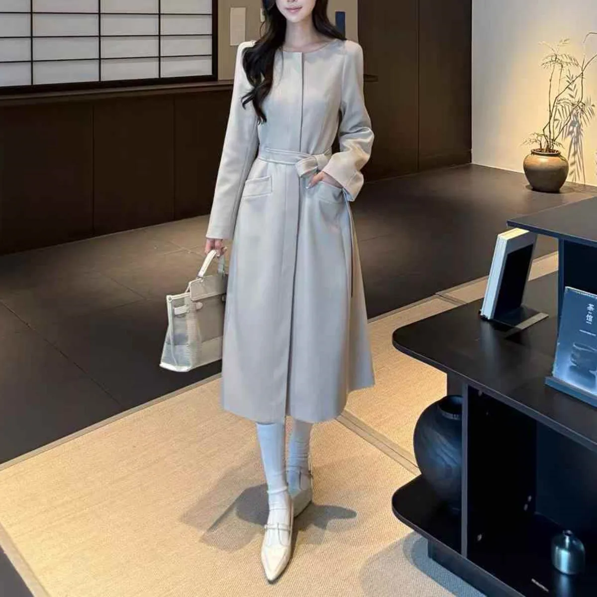 เสื้อเบลเซอร์ทรงยาวปานกลาง คอวี ผูกเชือก แต่งลูกไม้ สำหรับผู้หญิง คอลเลคชั่นฤดูใบไม้ผลิ/ฤดูใบไม้ร่วง ปี 2025 สีพื้น เรียบหรู สไตล์สาวออฟฟิศ