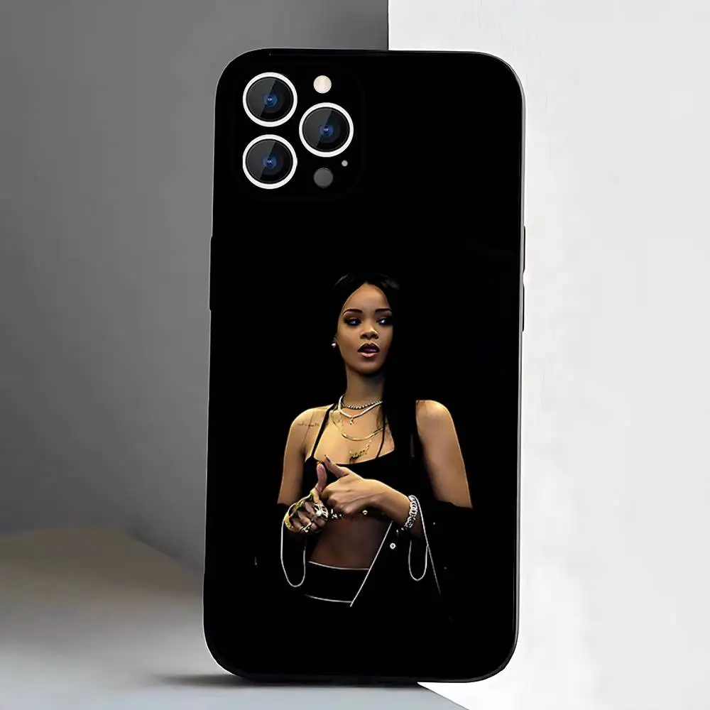 R-Rihanna-Singer iPhoneケース iPhone 17、16、15、14、13、12、Pro、Max、Plus、E、SE4、Air、Mini対応 ブラック ソフトケース