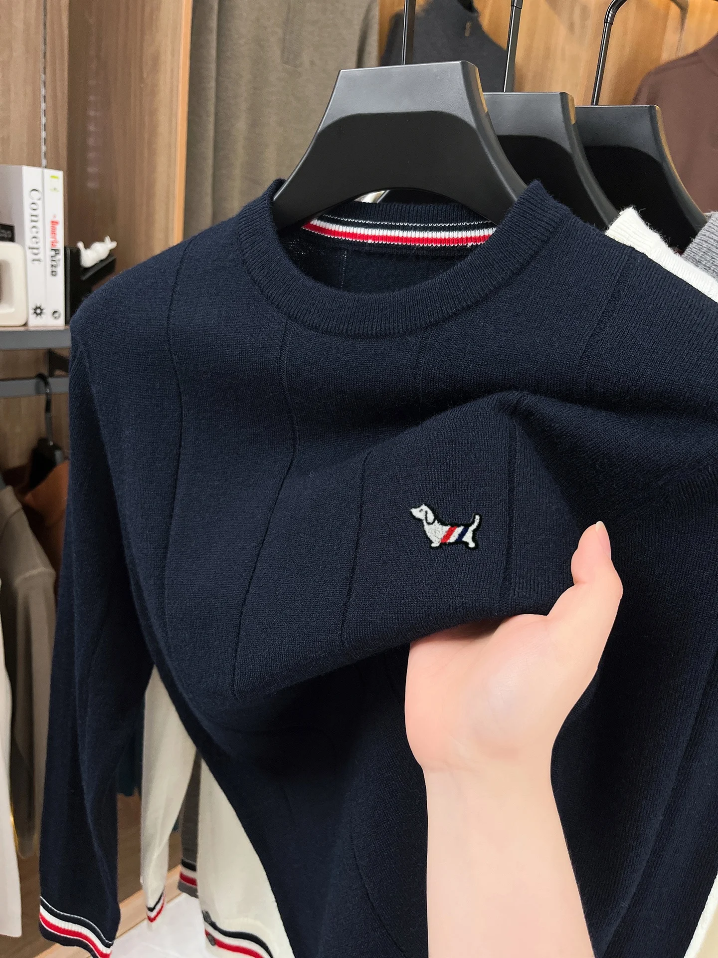 Designer High-End-Marke Pullover Herren Herbst Winter neue Persönlichkeit Farbmuster Streifen Mode süße Welpen Embossed Freizeit Komfort Warm Rund Stricken Sweater – Detail 8