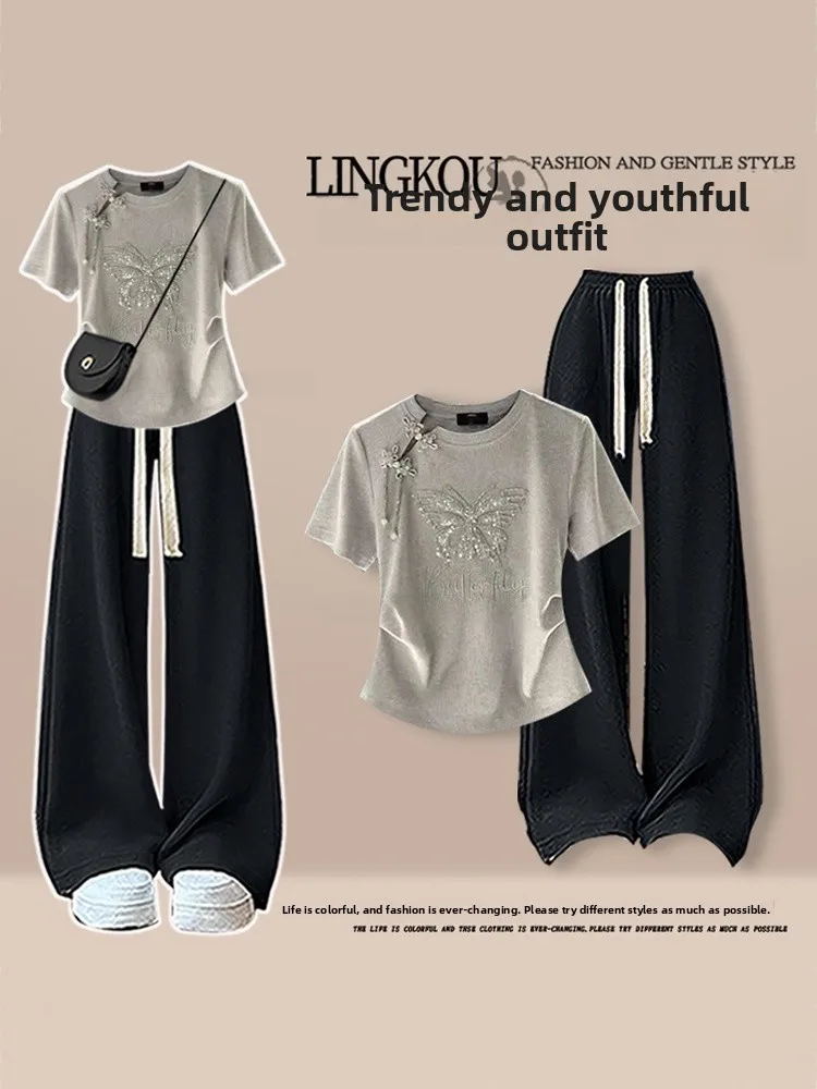 طقم نسائي صيفي كاجوال مكون من قطعتين: بنطلون واسع الساق مع خصر مطوي مزين بالفراشات، تصميم أنيق ومريح #2