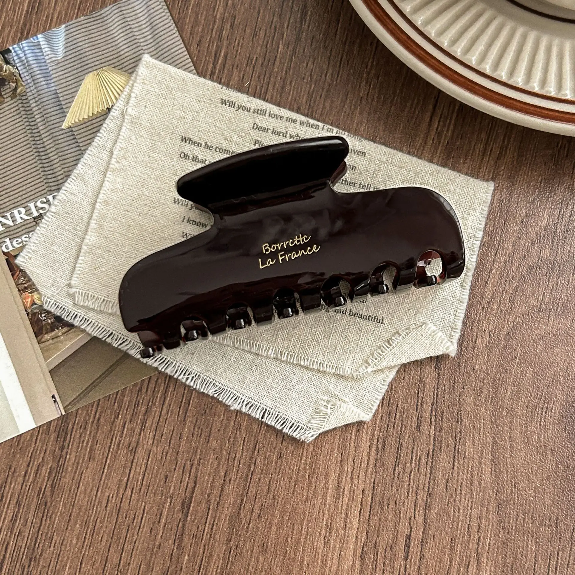 1pc Korean France acetate grab clip，simple retro French elegant temperament back of the head coil hair shark clip hairpin image 5