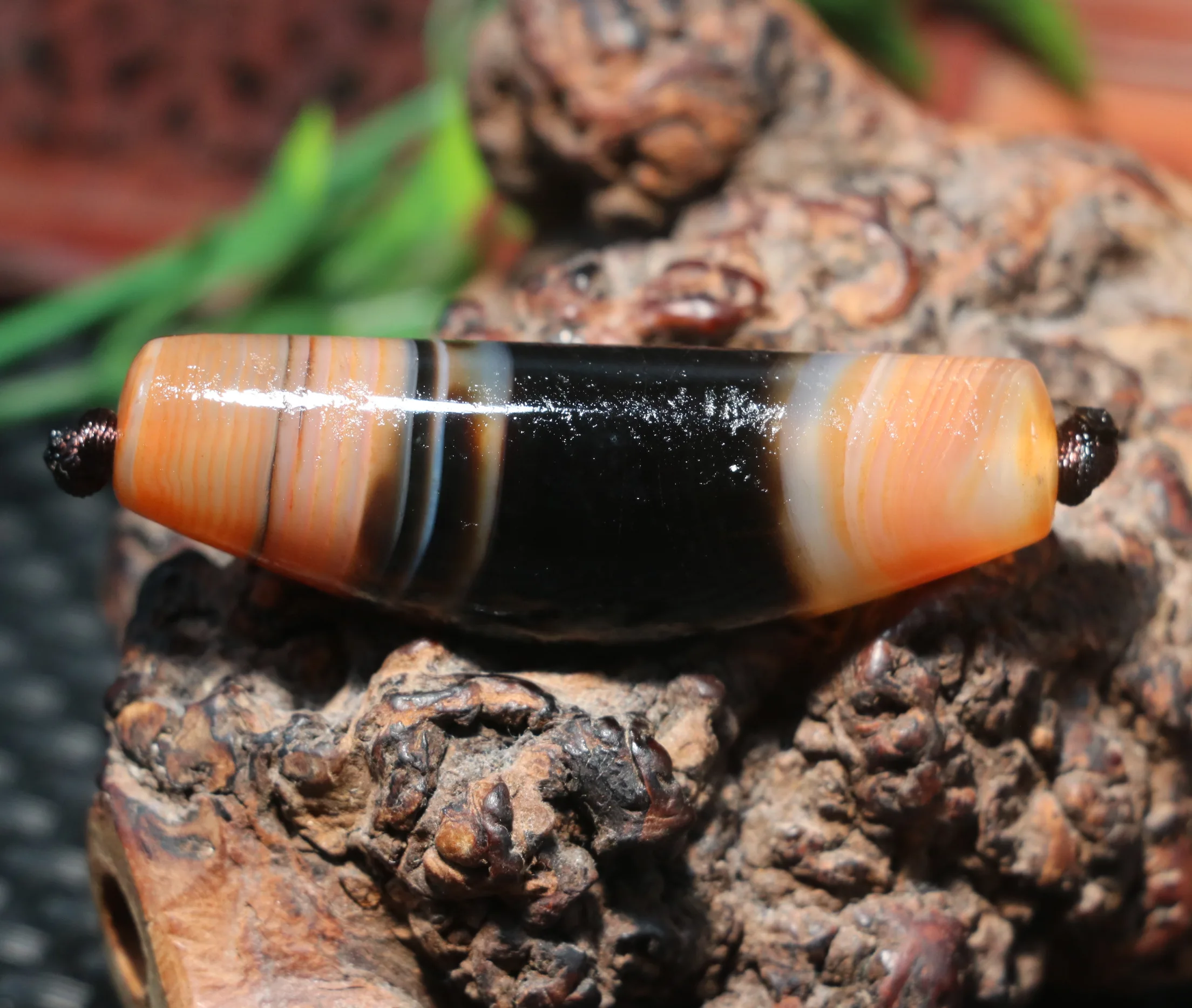 Treasure Ultra Energy Magic Tibetan Old Agate Natural Silkworm Lines Healing Energy Ox Horn Shape dZi Bead Pendant Amulet