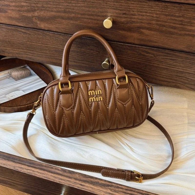 

Fashionable Clutch Mini Bag With Letter Logo Stylish Trendy Design For Women Solid Color Luxury