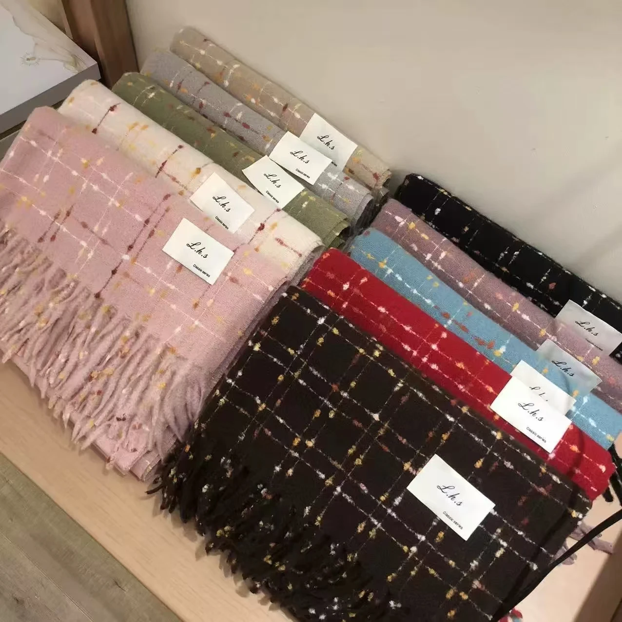 

New round yarn plaid scarf for women, imitating cashmere with a high-end feel, tassel shawl, versatile for autumn and winter, st