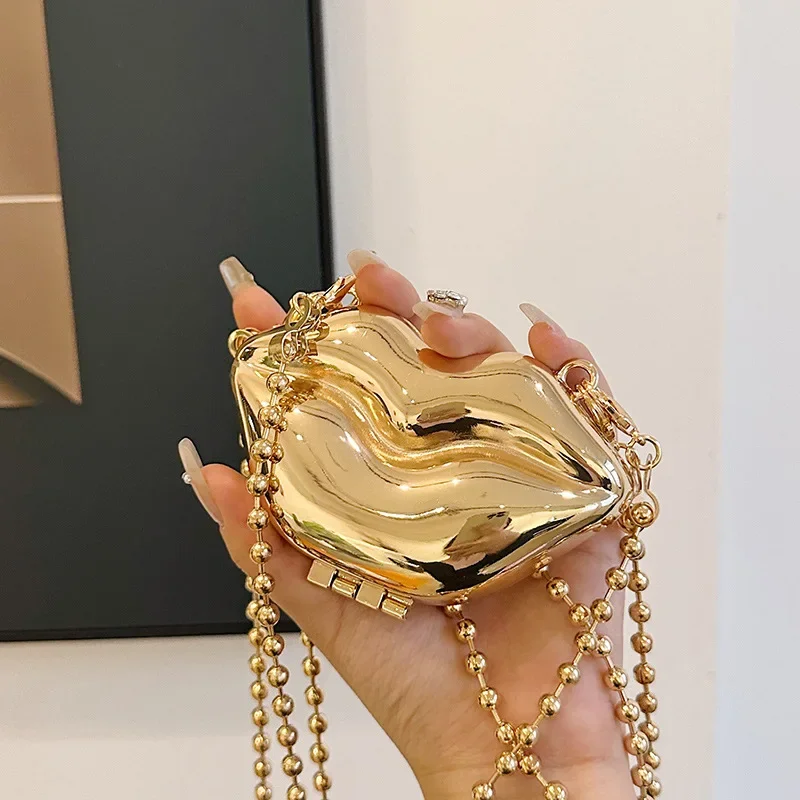 

Metallic Lip Shaped Crossbody Bag Mini Shell Clip Bags for Women Pearls Beaded Shoulder Bag Luxury Party Evening Bags Coin Purse