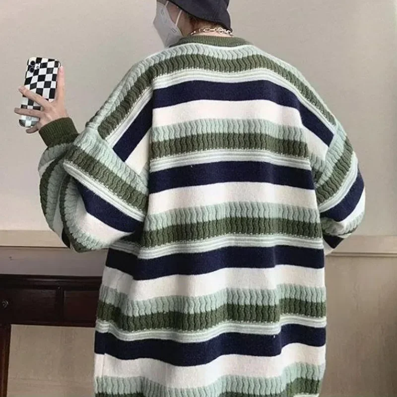 เสื้อกันหนาวลายทางสำหรับผู้ชายเสื้อถักแบบสวมหัวคอกลมแขนยาวเสื้อถักแบบวินเทจทรงหลวมเสื้อผ้าแนวสตรีทให้ความอบอุ่นสำหรับฤดูใบไม้ร่วงและฤดูหนาว