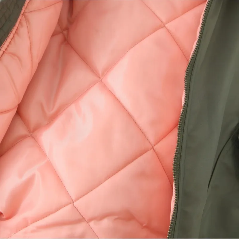 تفاصيل جيب كبيرة تصميم دافئ مقاوم للرياح ملابس يومية قطع علوية لخريف 2025 سترة نسائية جديدة بياقة منفوخة ملابس خارجية قطنية #4