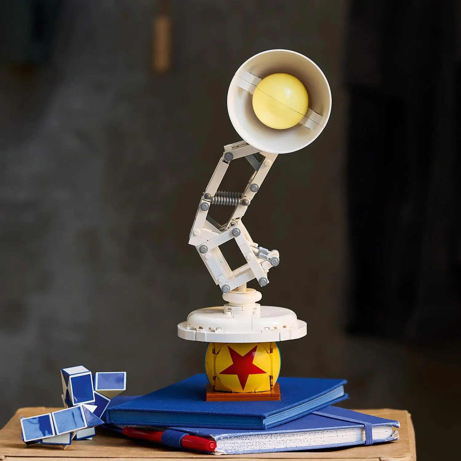 MINISO ديزني 2025 613 قطعة أفكار لمبة مكتب ديكور غرفة اللبنات مجموعة نموذج تجميع Moc الطوب لعبة هدايا عيد الميلاد عيد الميلاد