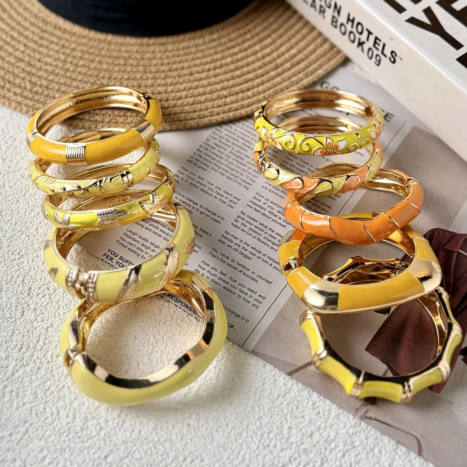 Trendige gelbe Dopamin-Stil Frühlingsarmreifen für Damen und Herren, schlichte Blumen- und Blättermuster, breites Emaille-Armband, vielseitiger Schmuck als Geschenk. – Detail 4