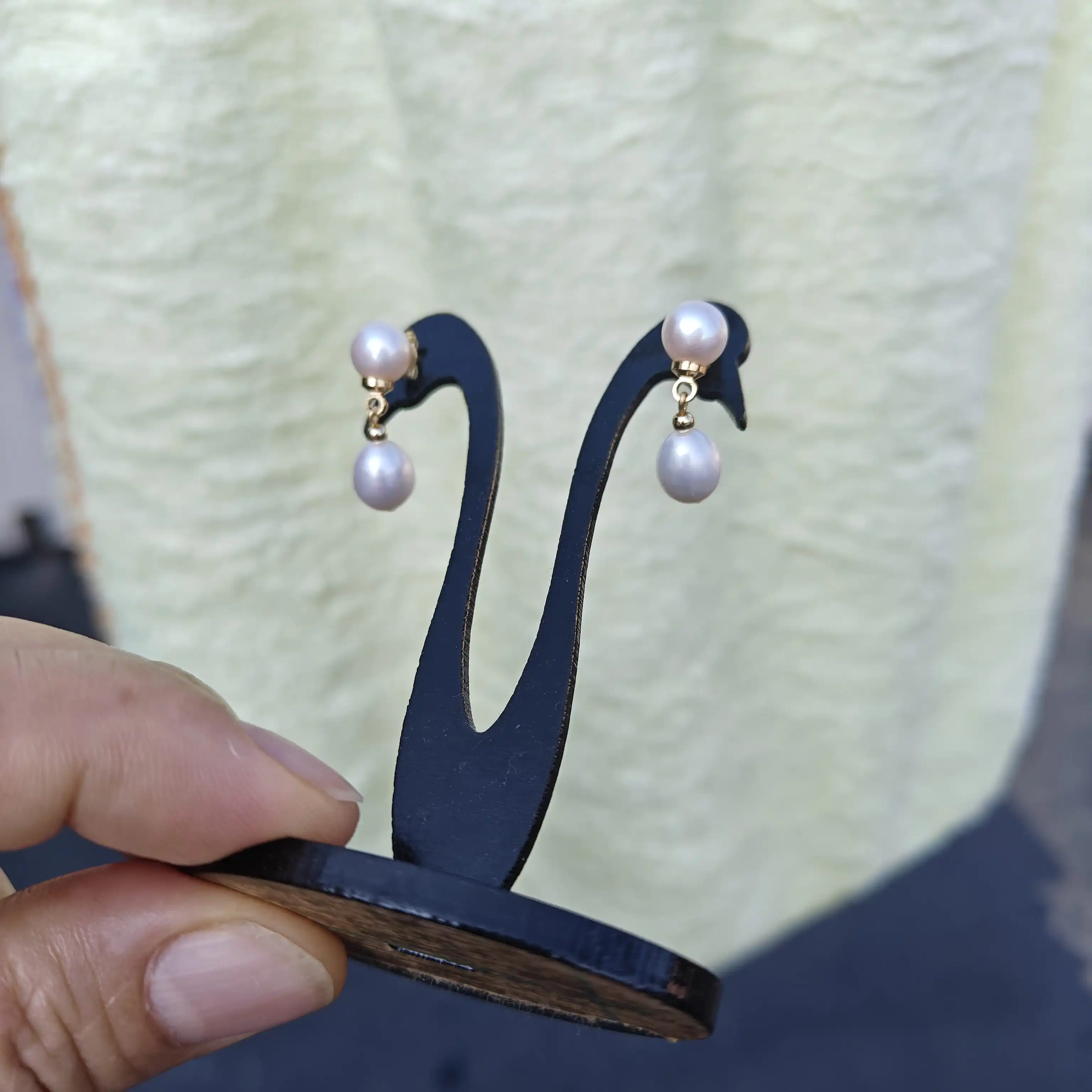 Natural AAA+ Real White Swing Akoya Pearl Stud Earrings The packaging is in bags.