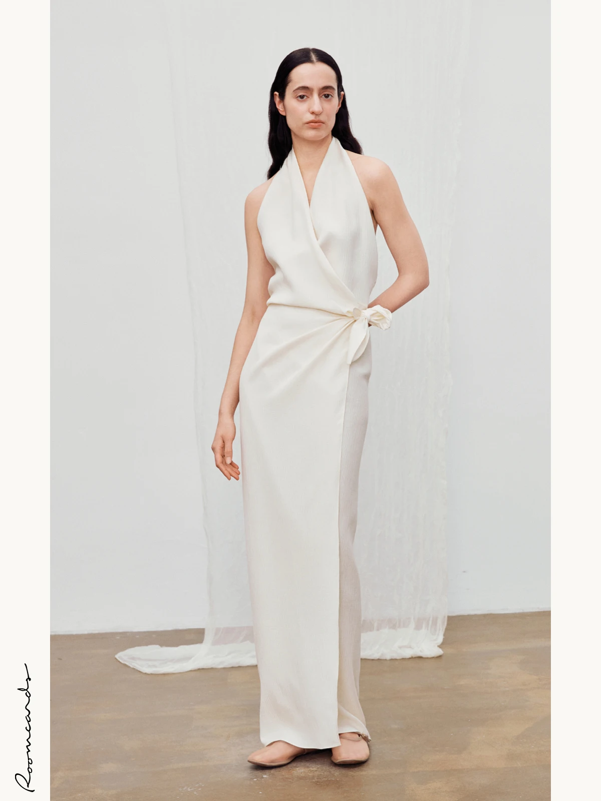 

Платье Roomcards в бежевую полоску с текстурой, с завязками на шее, в праздничном стиле, летнее повседневное, с естественной линией талии, из хлопка