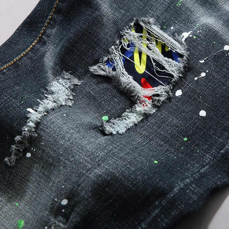 2025 Primavera Nuovi jeans elastici per pantaloni lunghi casual da uomo con toppe strappate Jeans da uomo dimagranti alla moda con gambe piccole