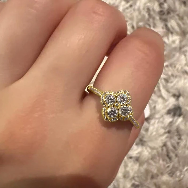 OXTAO Klassischer Ring im Blumenstil, Jubiläumsgeschenke für Frauen, 14K Gold Filled, 3mm Moissanit, Vierblättriger Ehering, Schmuck – Detail 10