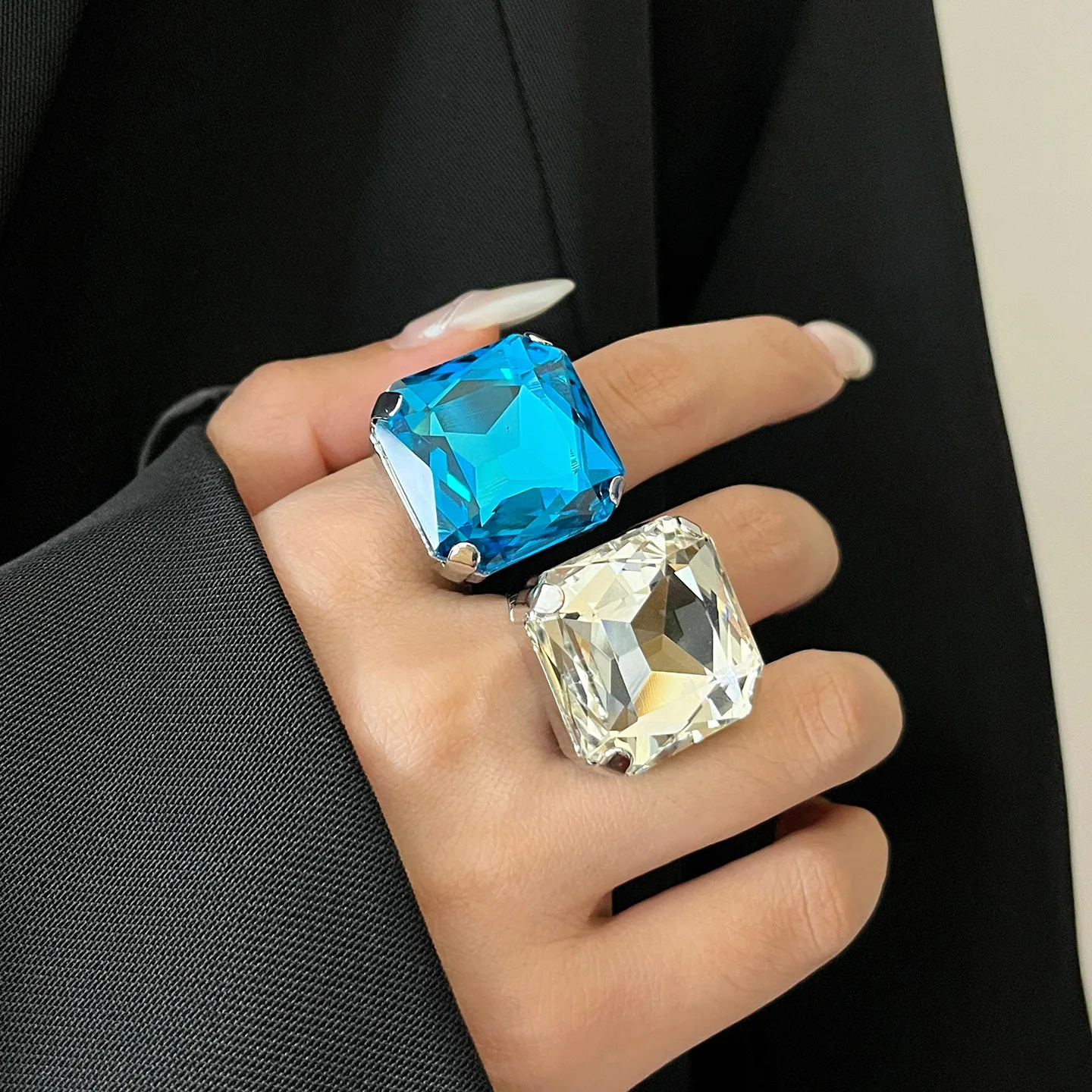 Offener Ring mit übertriebenem quadratischem Edelstein