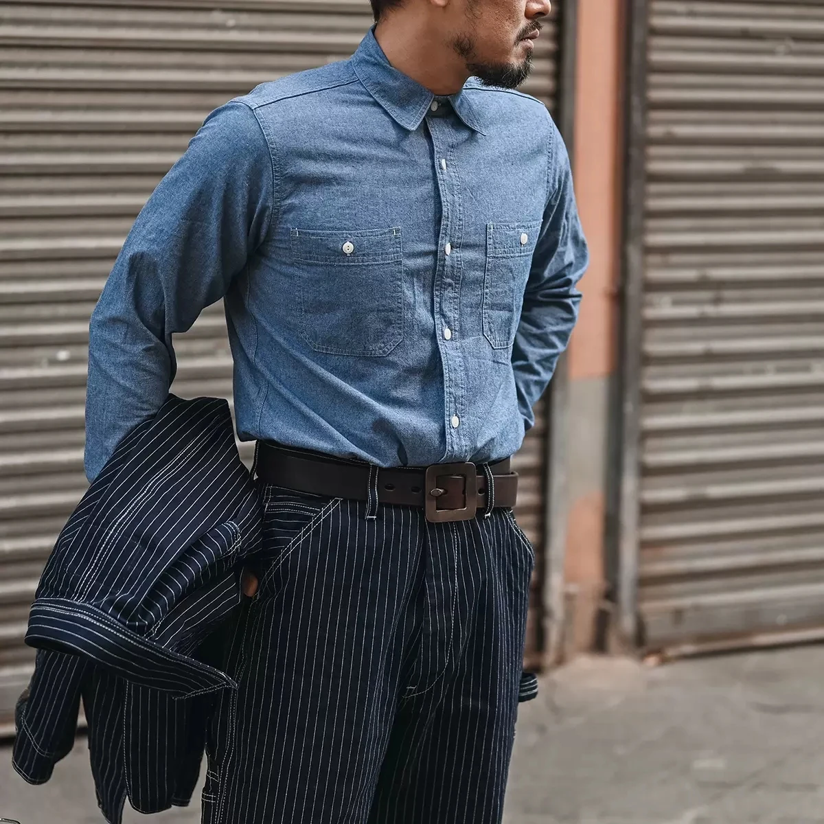 Camisa de manga longa masculina Chambray, camisa azul do trabalho do bolso do botão-baixo, não estoque