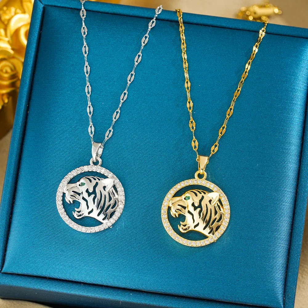 This latest niche all-diamond leopard print necklace is specially designed for women in 2025