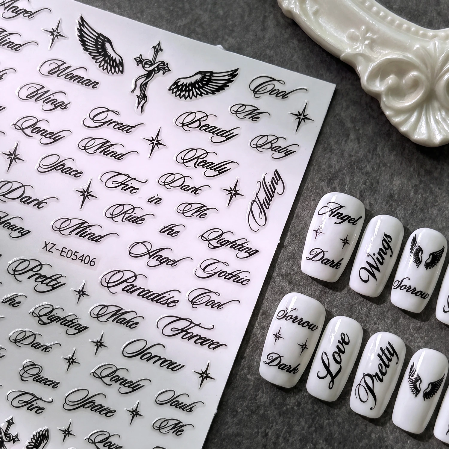 4 Stück Vintage-Schrift-Englisch-Nagelaufkleber 3D Gothic Schwarz Gold Silber Kursiv Altenglisch Flügel Kreuz Stern Nagelsticker Y2K Nageldekor – Detail 5