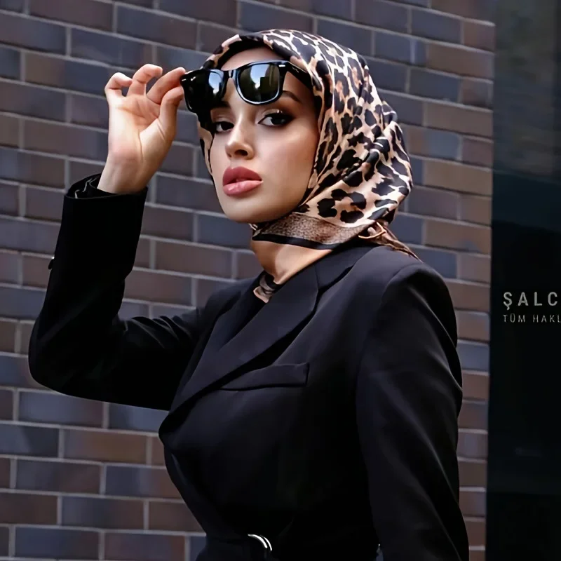 Sciarpa europea e americana con stampa leopardata Sciarpa grande in seta imitazione 90 cm Sciarpa quadrata in raso da donna Foulard musulmano