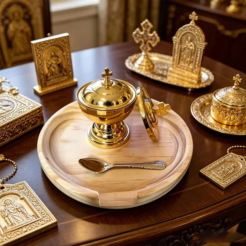 Orthodoxes Altar-Set: Goldener Metall-Weihwasserbehälter mit Löffel, Holztablett, Liturgischer Kelch, Ziborium – Byzantinische Kirchenbedarfsartikel als Geschenk – Detail 3