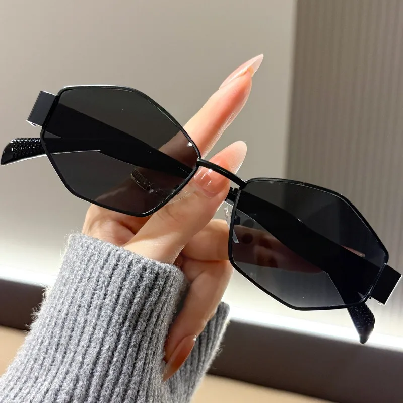 Popular fashion sunglasses, polygonal metal sunglasses, women\'s high-end fashion street photography sunglasses