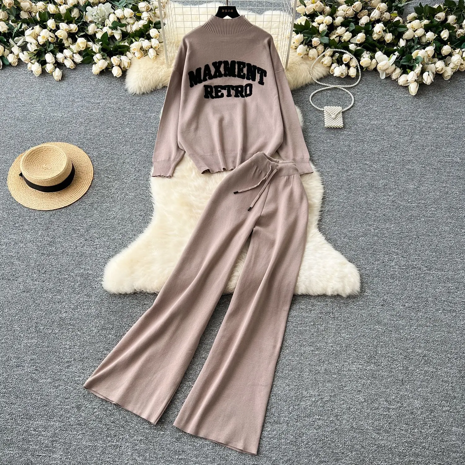 Set di pantaloni lavorati a maglia da donna in due pezzi Set di abbinamento solido Ricamo Collo a lupetto Pullover Maglione con coulisse Pantaloni a gamba larga 2025 Autunno