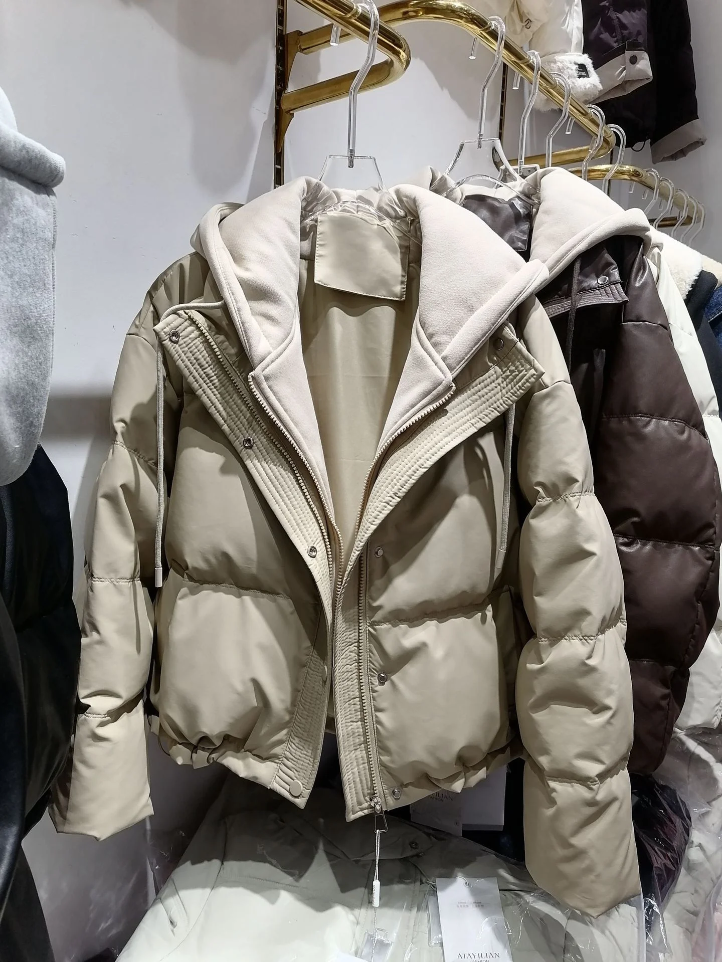 النسخة الكورية بولي PU سترة قطن مقاومة للماء المرأة 2025 جديد وهمية قطعتين معطف مقنع المرأة الخريف الشتاء سميكة الدافئة