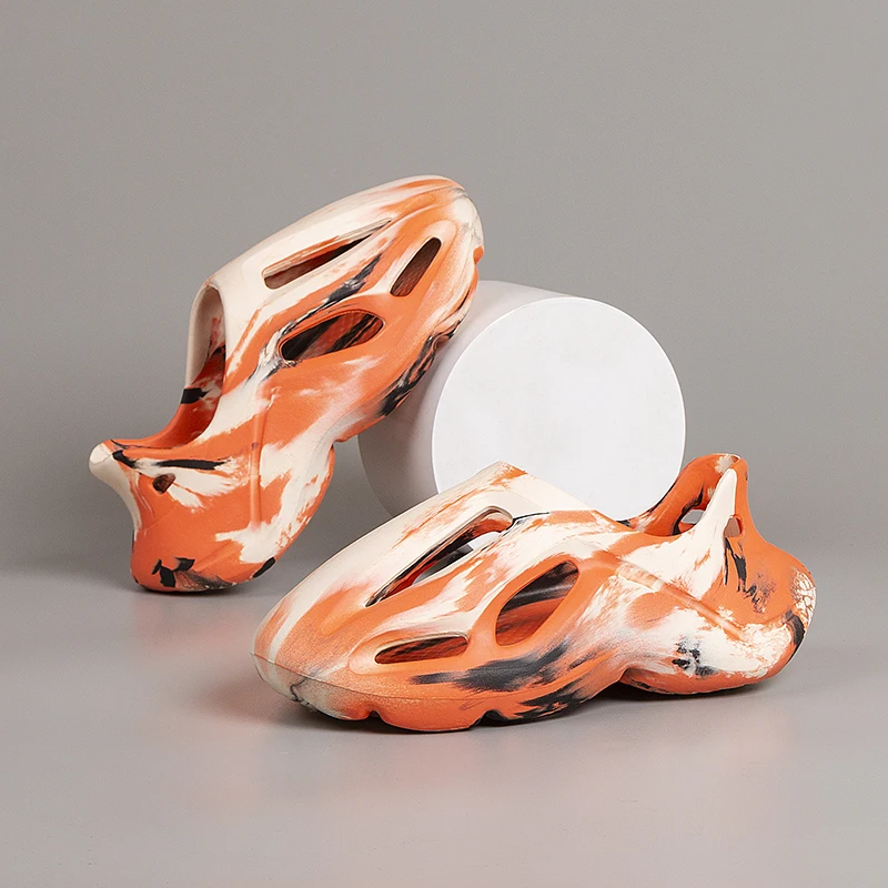 うんちを踏んでいるような柔らかくクッション性のある感触のメンズ夏のトレンディなカジュアルサンダル、柔らかいソール、滑り止め、快適です。