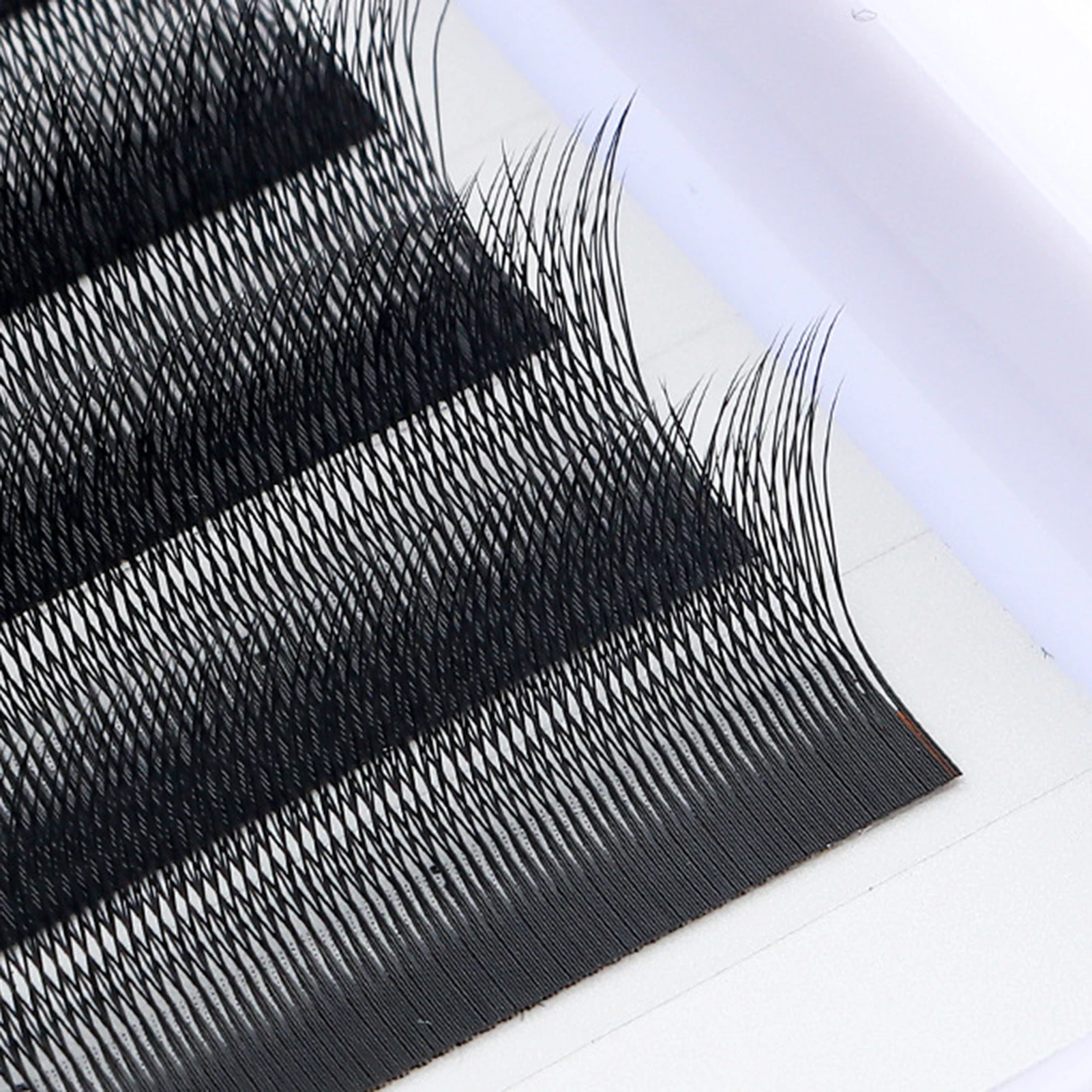 Weiche doppelschichtige falsche Wimpern 0,07 mm B+C Curl Voluminöse blühende Wimpernverlängerungen für natürliches Korea-Faux-Nerzwimpern-Make-up