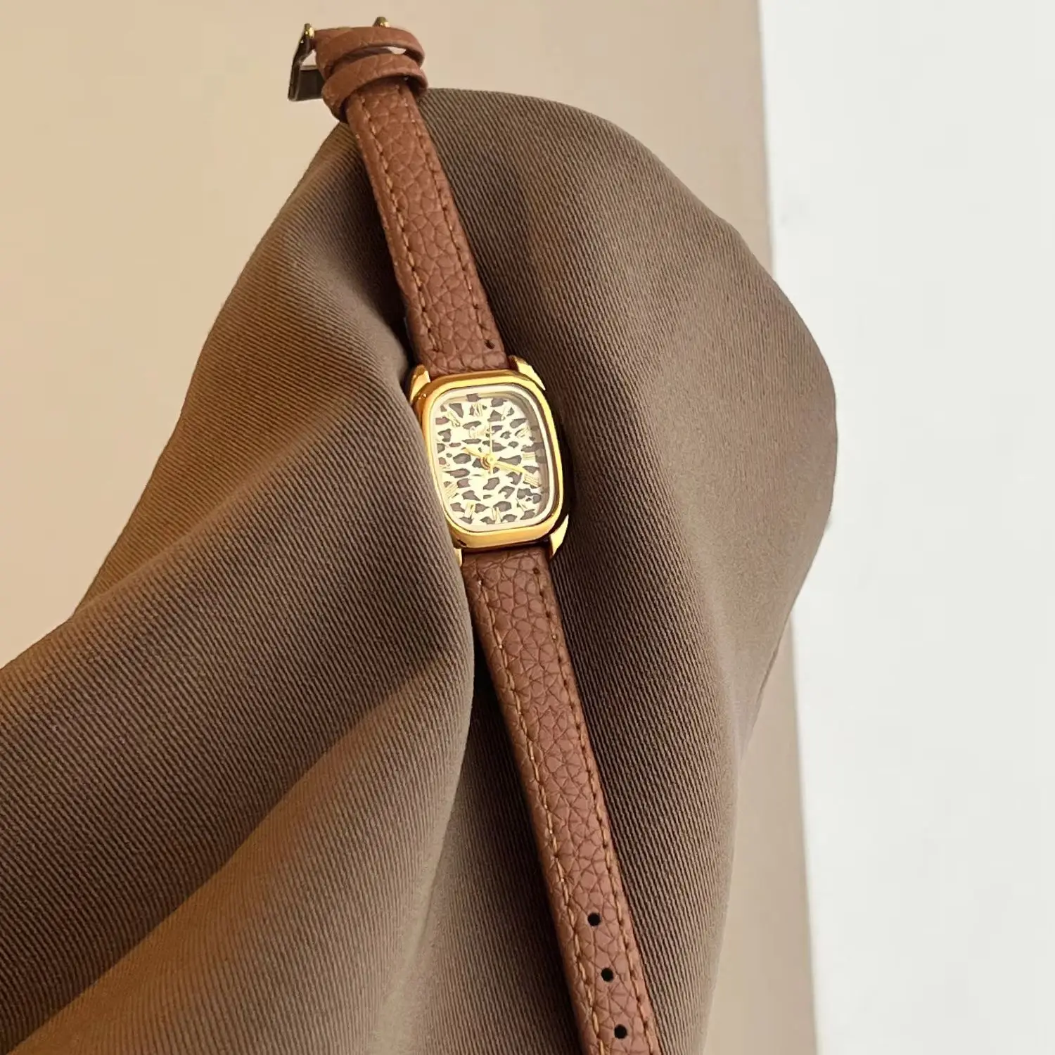 Fashion and Personalized Watches for Women, Leopard Print Quartz Watch, Niche Neutral Style Square Small Square Clock, Gifts