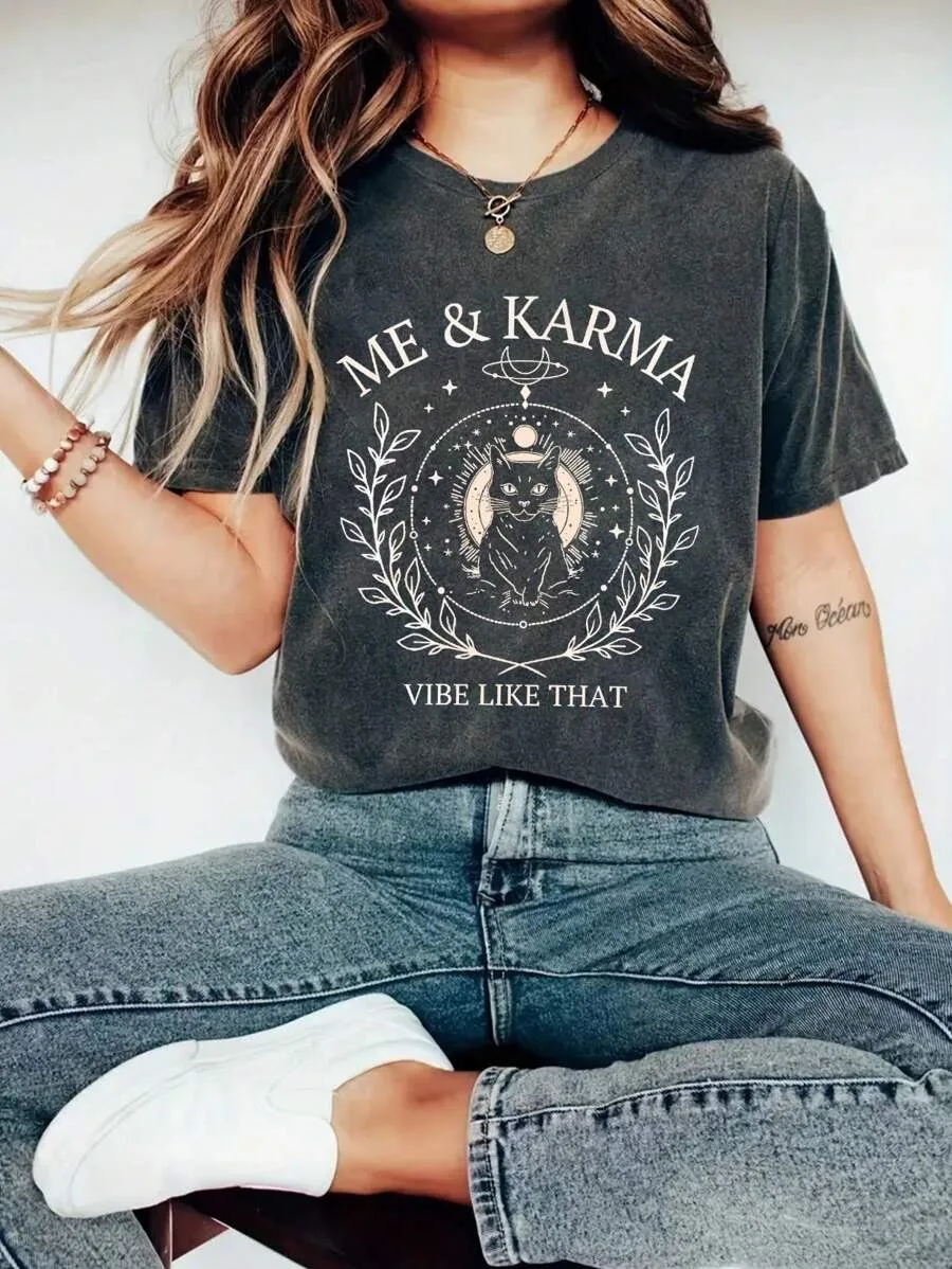Camiseta de manga corta gris oscuro talla grande con gráfico de gato místico “ME & KARMA...”