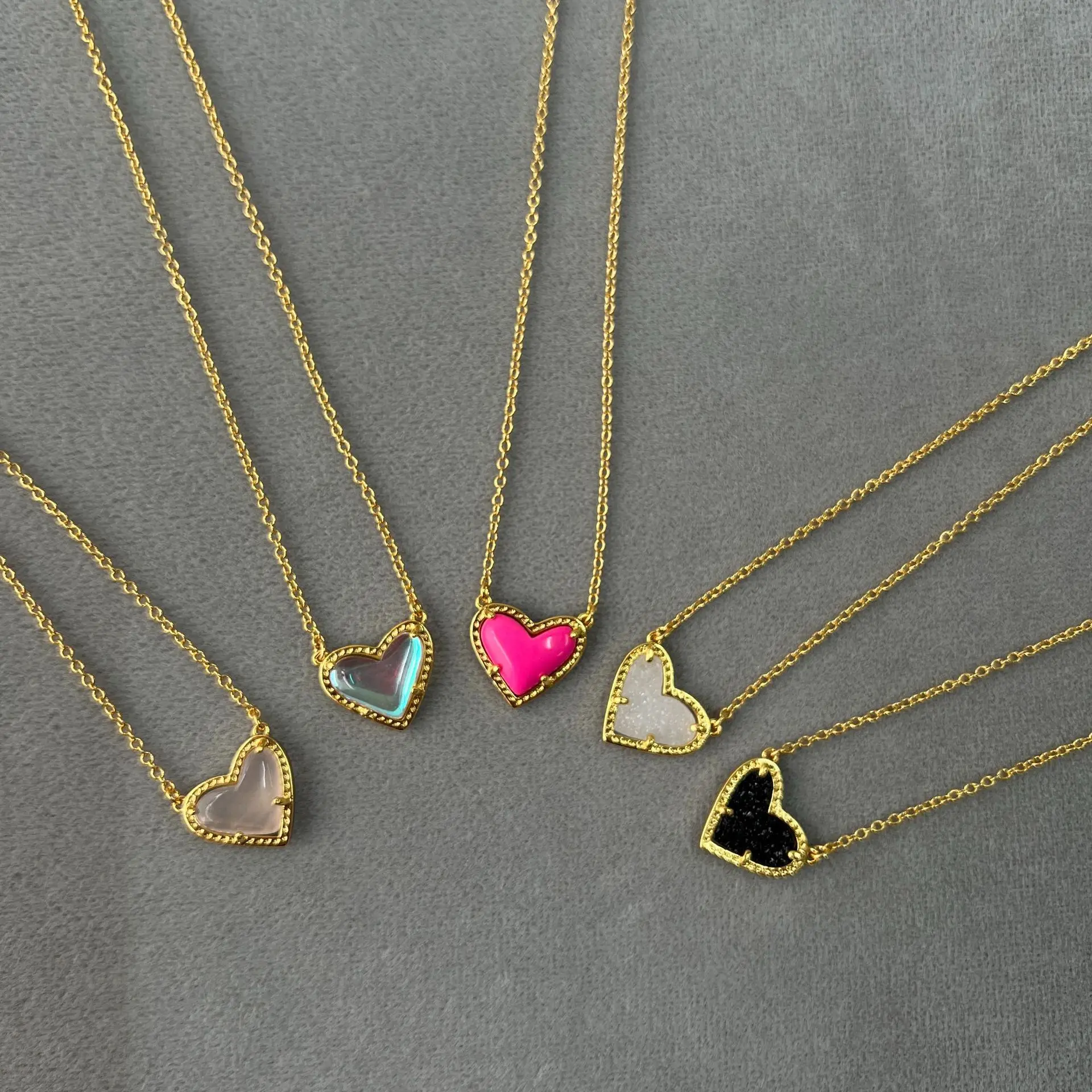 KS اتجاهات الموضة الأوروبية والأمريكية الحلو والطازجة الطبيعية روز كوارتز مسحوق كريستال القلب قلادة بسيطة وسخية