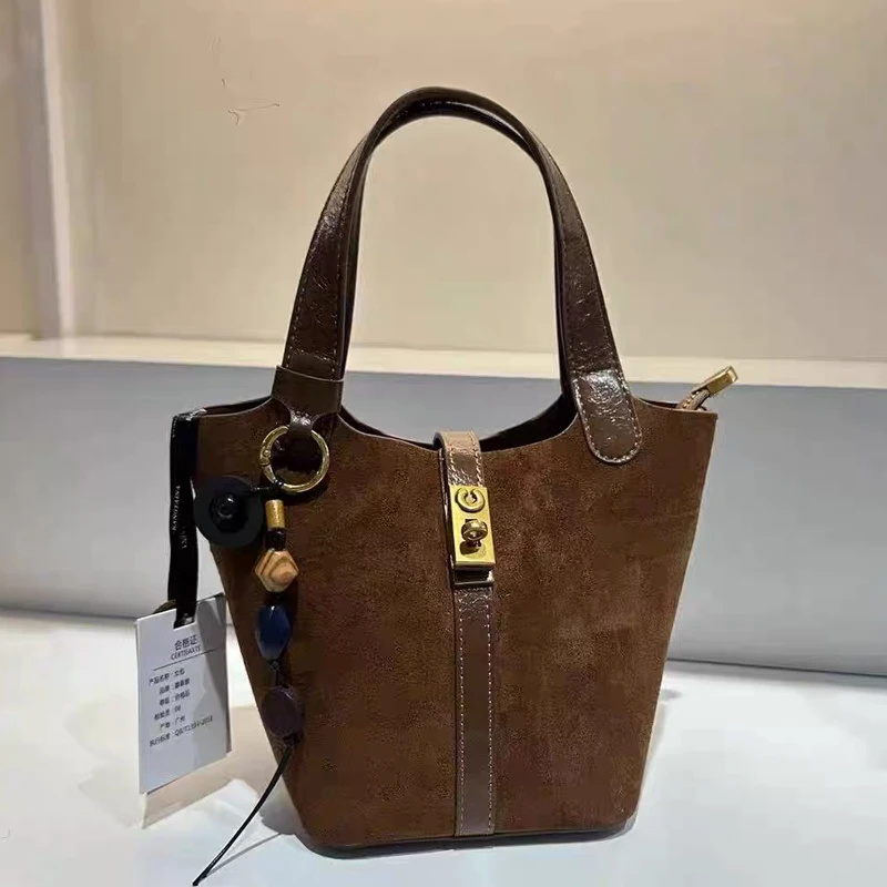 

Винтажные сумки-ведра из искусственной замши для женщин, роскошные дизайнерские сумки, кошельки, новинка 2025 года, сумка на плечо с подвеской в виде замка и кисточкой с верхней ручкой