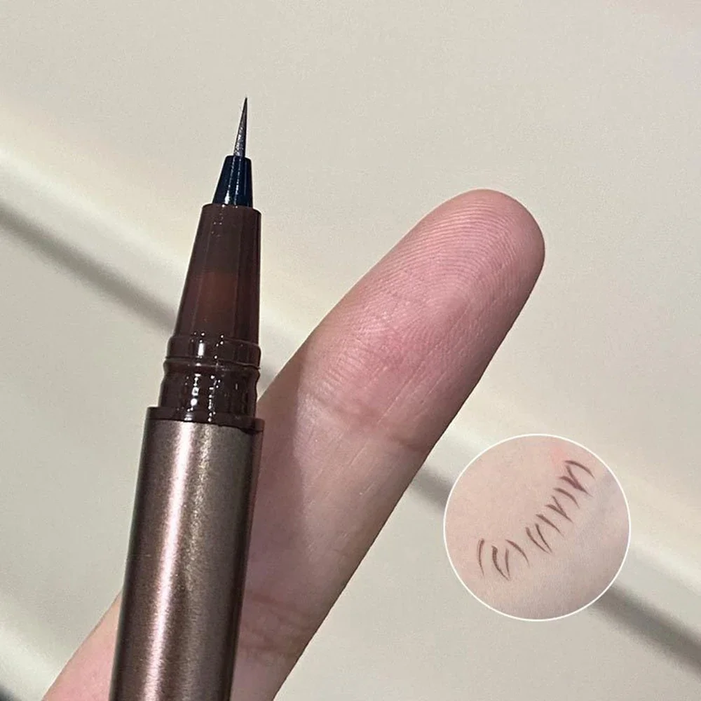 ﻿   Waterdichte vloeibare wenkbrauw Gemakkelijk te kleuren Zweetbestendige wenkbrauwpen 0,05 mm Ultradunne kop Oogmake-up Cosmetische eyeliner-pen
