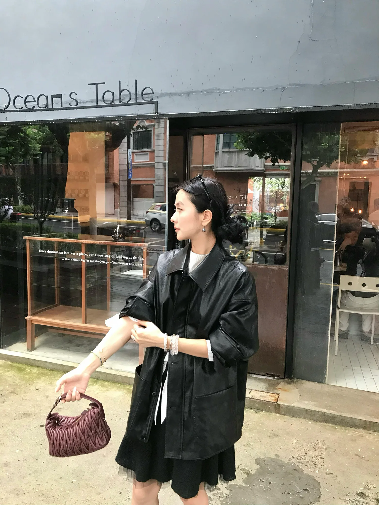 

Модная короткая куртка из искусственной кожи с ретро-воротником, текстурой под вощеную кожу, экологичная, для повседневной носки, женское пальто EAR RAE 2025 Осень