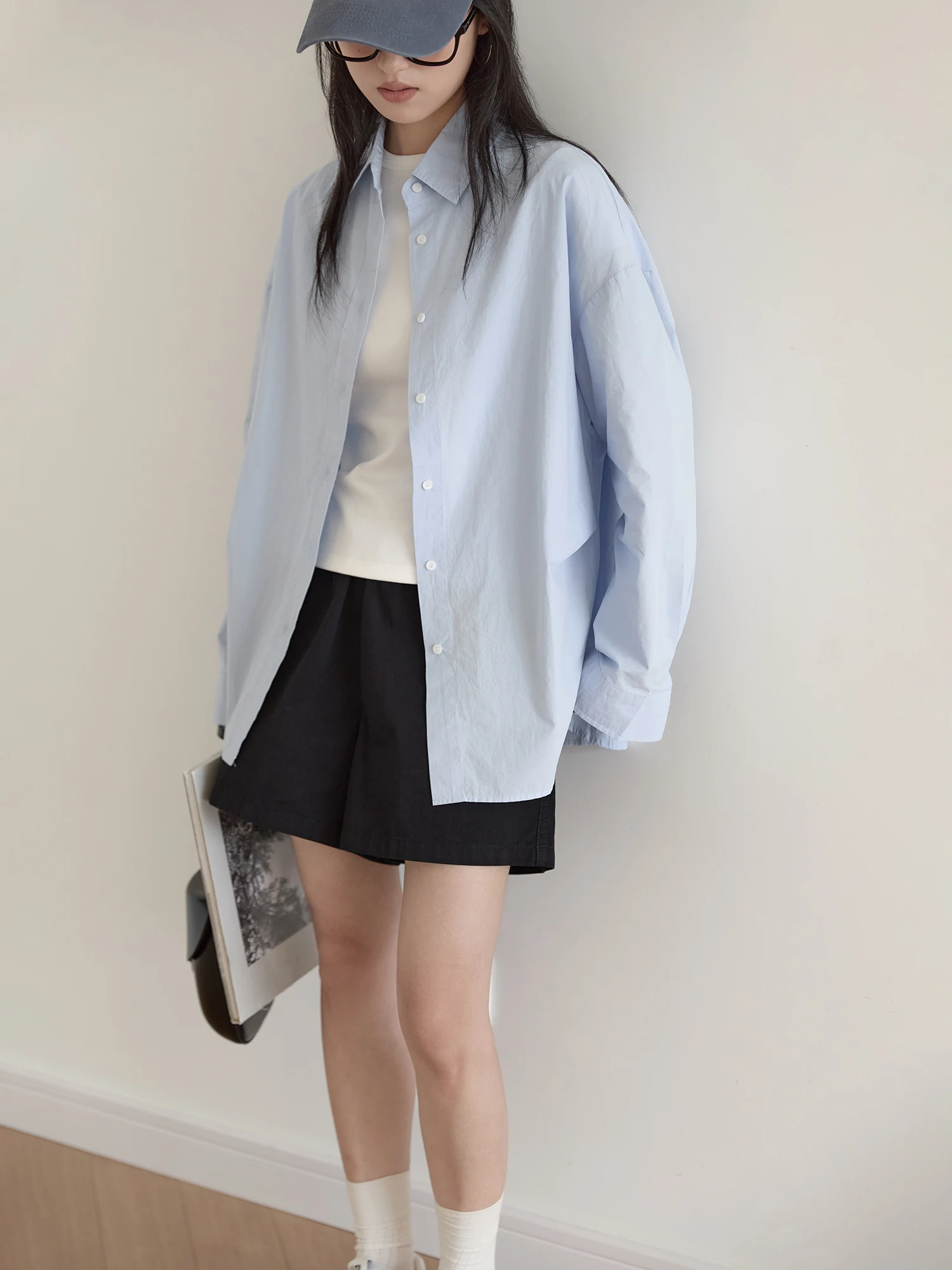 

Синяя хлопковая повседневная свободная рубашка с длинным рукавом для женщин, весенне-осенняя верхняя одежда, асимметричный дизайн, детали с вырезами, нейтральный стиль