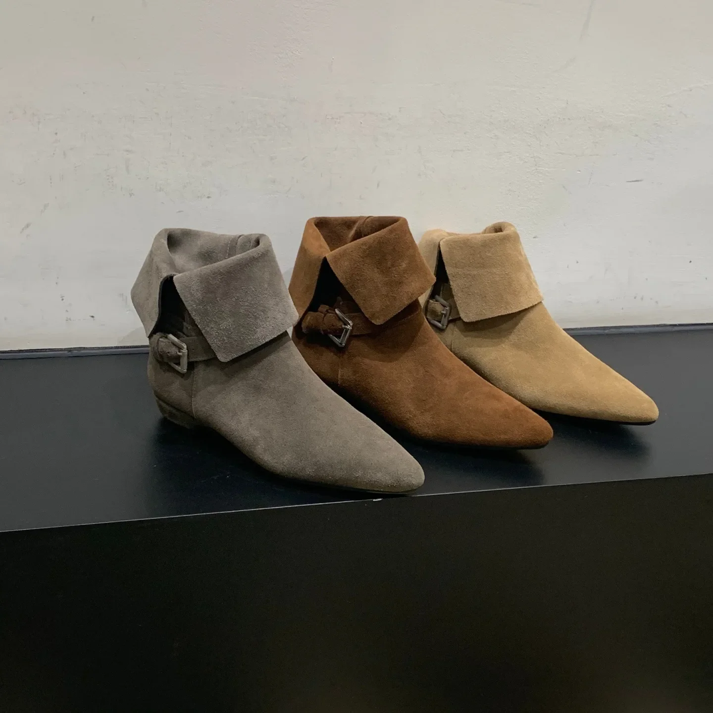 

Ботильоны из натуральной кожи на низком каблуке, женские модные ковбойские ботинки в стиле вестерн с острым носком и пряжкой, современные ботинки из нубука высокого качества