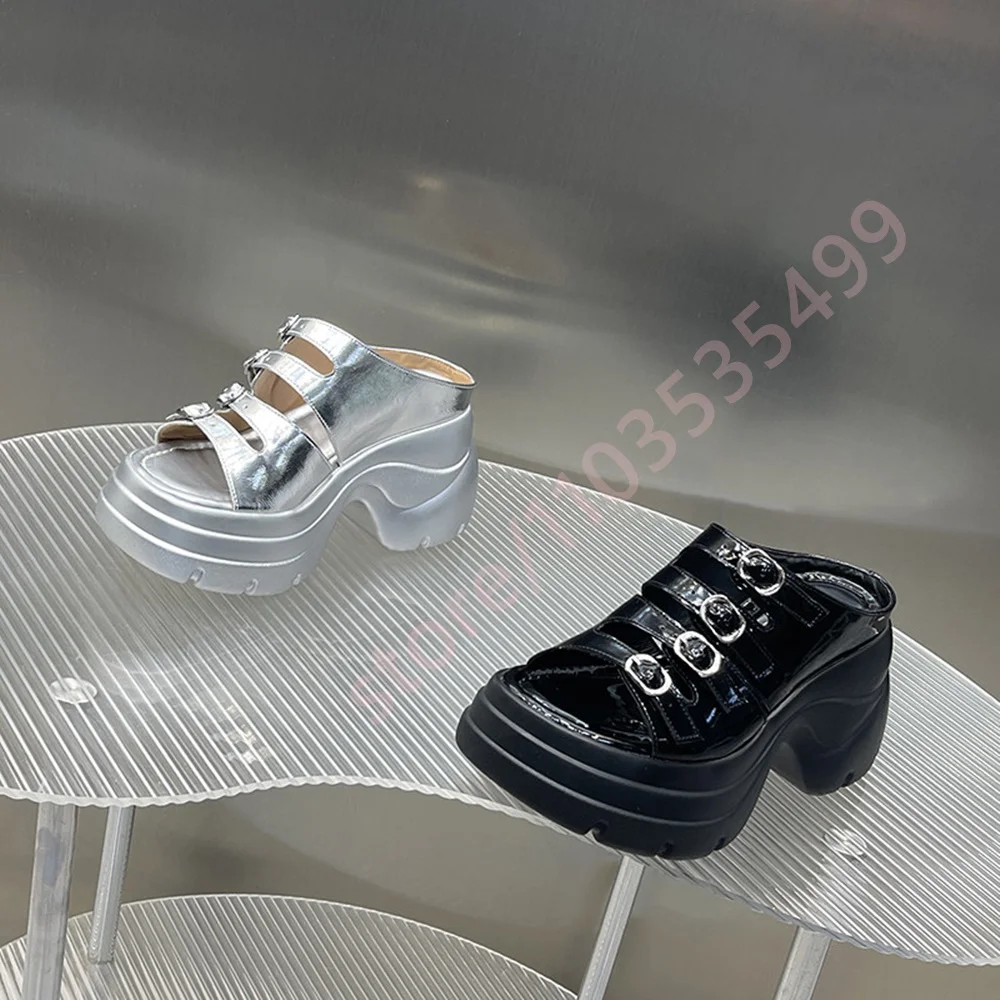 Plateau-Sandalen aus Lackleder für Damen mit mehreren Metallschnallen, offener Zehenpartie, gewellter, klobiger Sohle, zum Hineinschlüpfen, lässige Sommer-Mules
