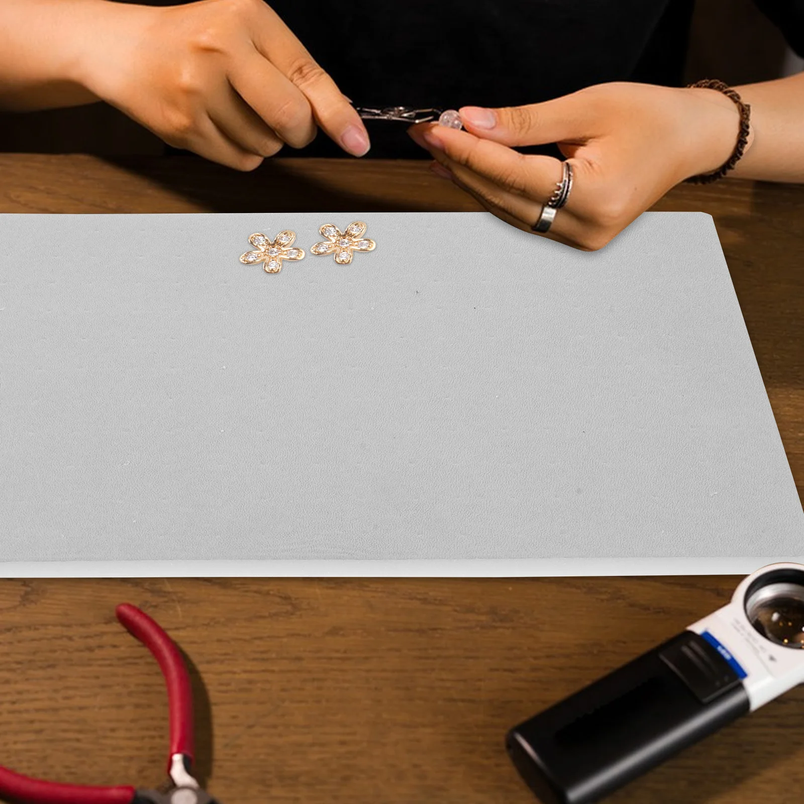 

2 шт., вкладыши для коробки для хранения сережек, губка высокой плотности, органайзер для ювелирных изделий, лоток с 198 отверстиями, легкий коврик для демонстрации доступа, лоток для шкатулки для ювелирных изделий