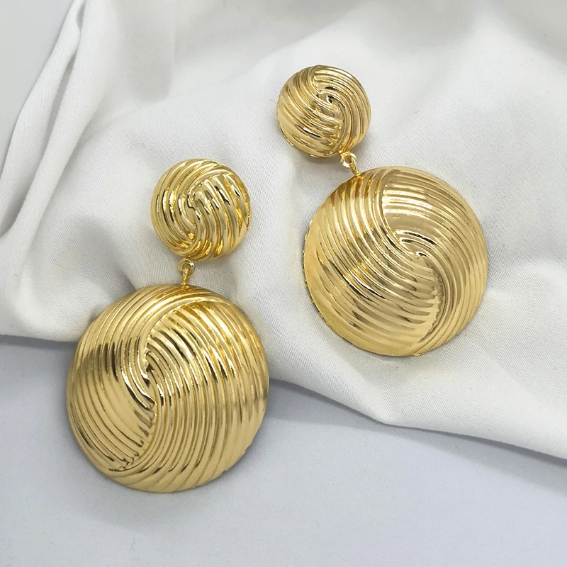 

Женские массивные серьги-подвески в бразильском стиле